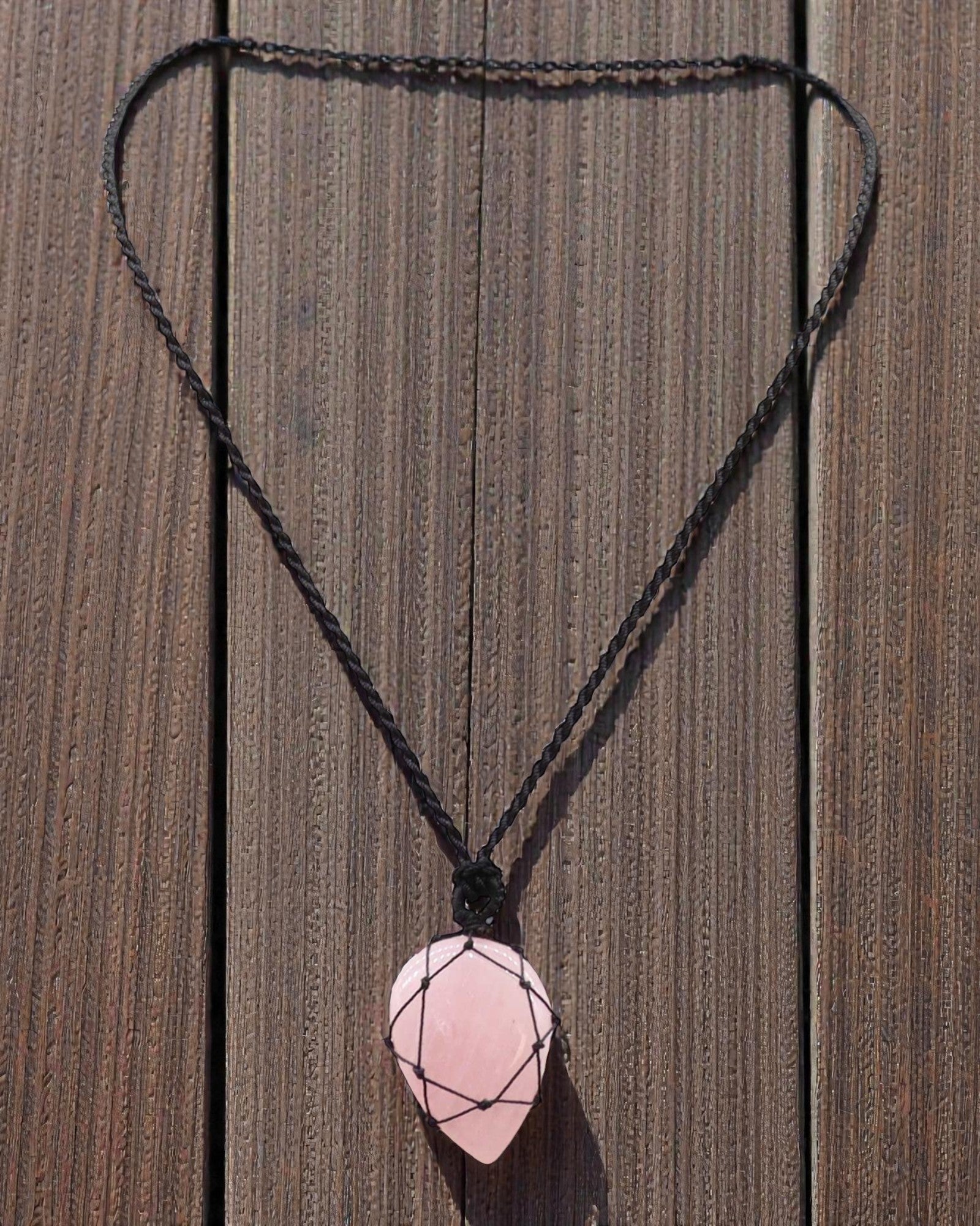 Tear of Love – Macramé Necklace with Rose Quartz