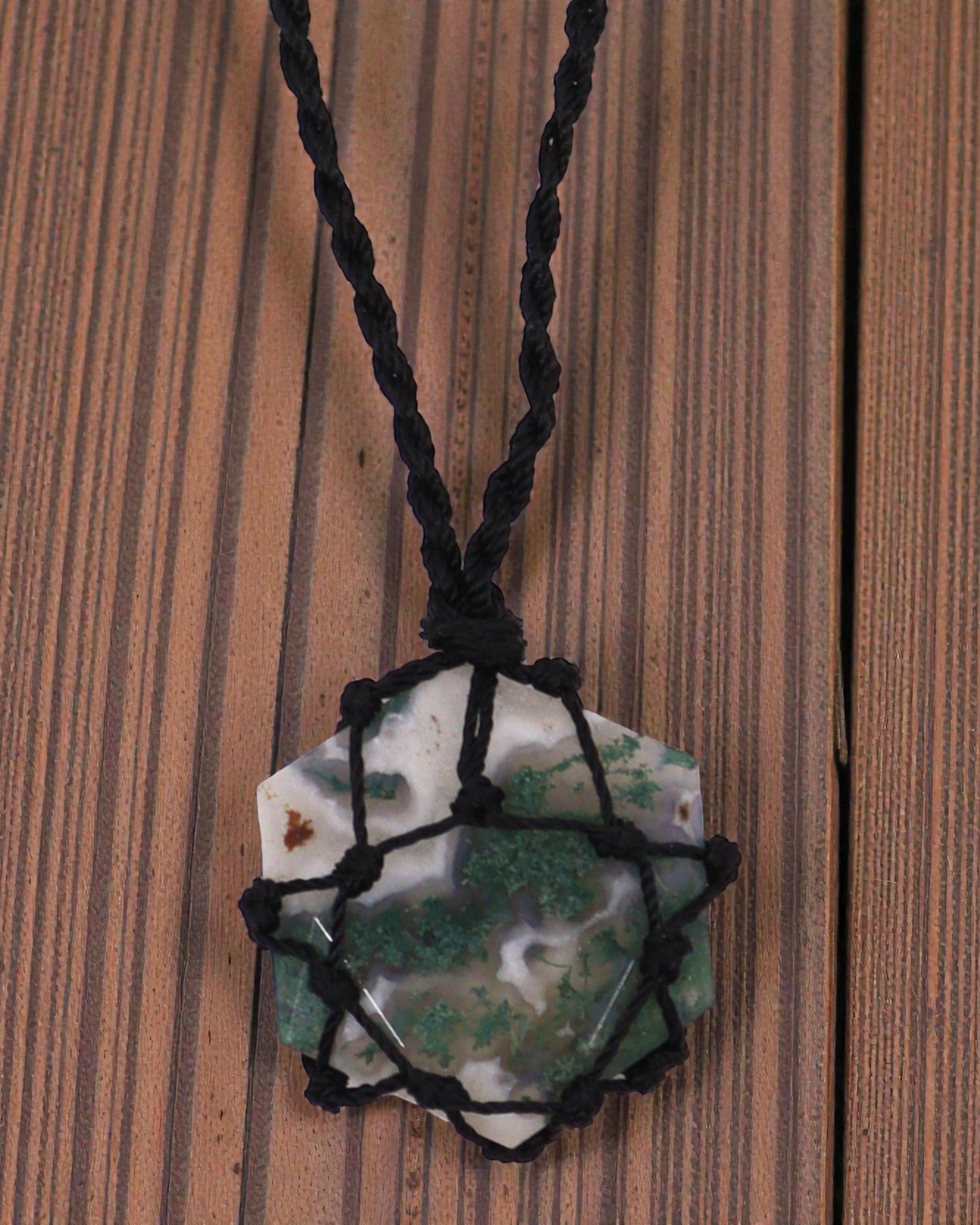 Hexagon of Nature – Macramé Necklace with Moss Agate