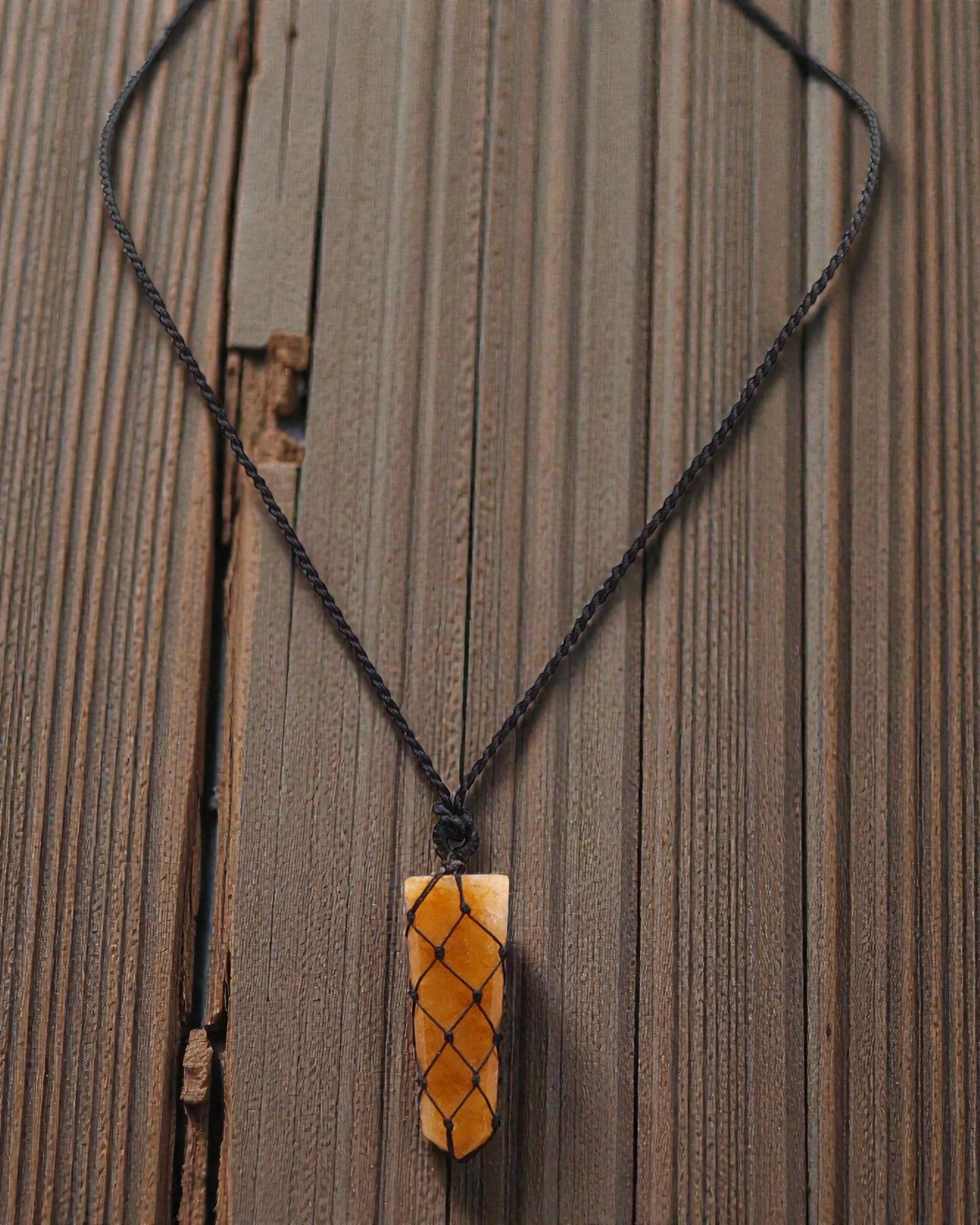 Golden Impulse – Macramé Necklace with Golden Point Quartz