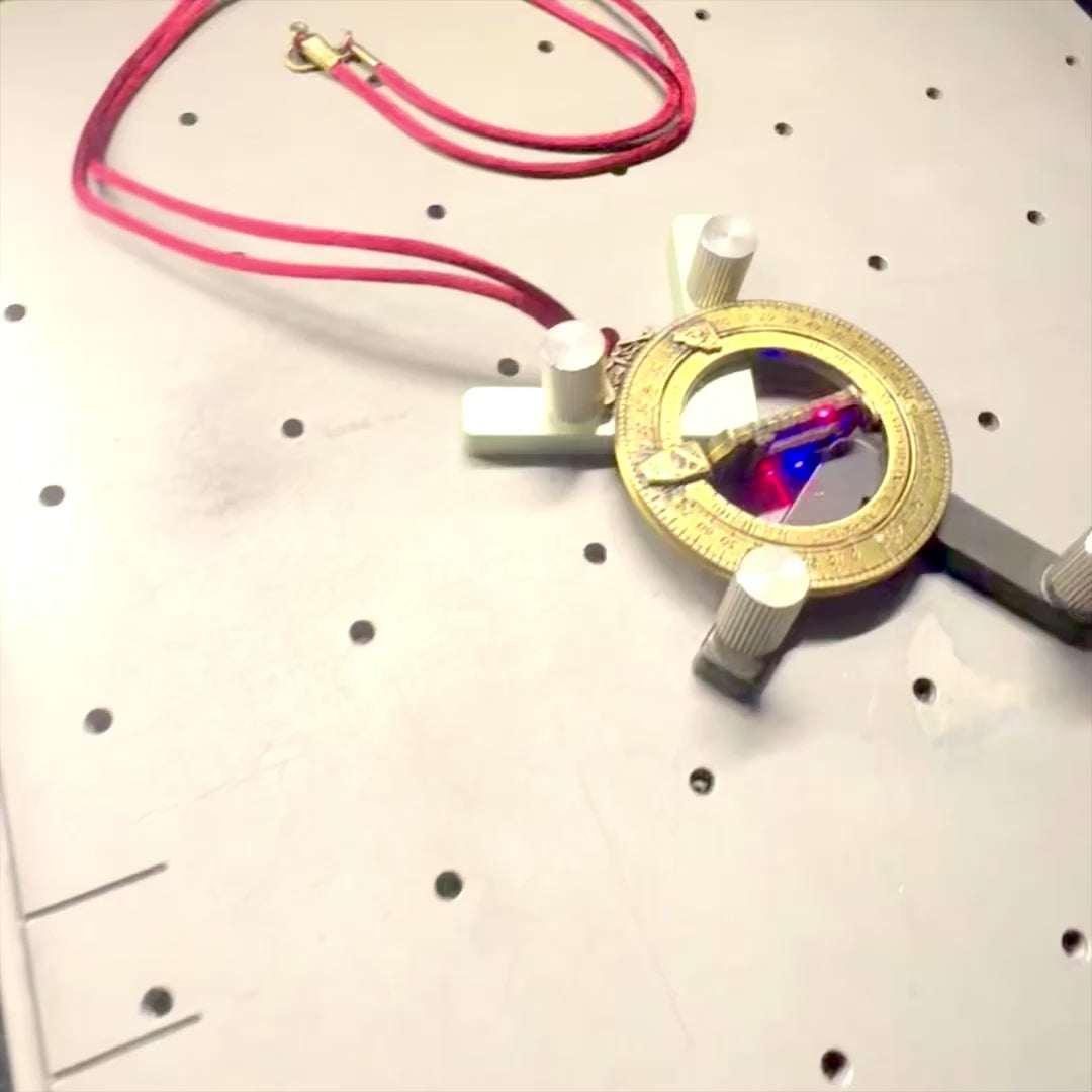 Miniature sundial H90 with astronomical rings, personalized engraving, ideal gift, burgundy strap, made of zinc alloy and brass, diameter 45mm