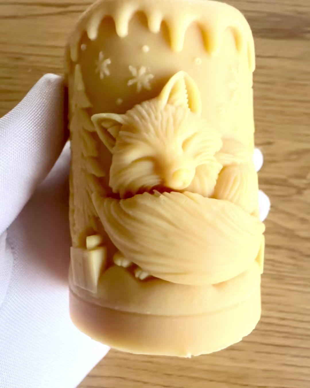 Soy candle Winter Fox, 7.5 cm tall, hand-poured soy candle with a cute sleeping fox, customizable with engraving on the plaque