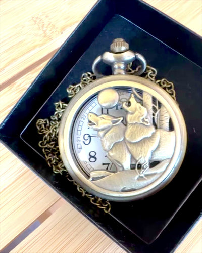 "Luna Wolf" – Stylish Pocket Watch with Wolves, customizable with engraving for a gift