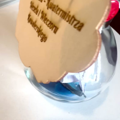 Miniature sailing ship in a bottle with customizable engraving – classic nautical decoration for a gift, 10 x 10 x 11 cm