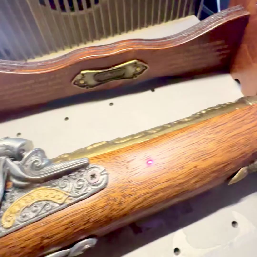 18th Century Caplock Pistol Replica on Stand with Personalized Engraving Option - Elegant Decorative Element and Perfect Gift for History Lovers - Made of Metal and Wood, Length 38 cm