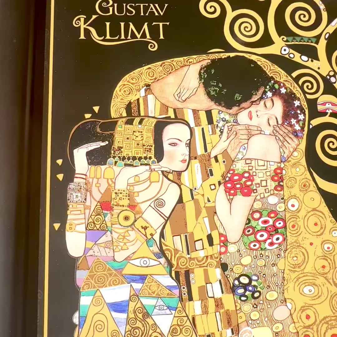 Laptop stand featuring G. Klimt, The Kiss (CARMANI), customizable with engraving, ideal as a gift, dimensions 30.5x40.5cm, stylish and comfortable for working on your lap