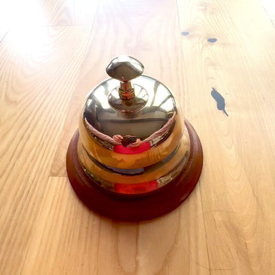 Brass hotel gong on a wooden base TB27/4 with customizable engraving, elegant gift in gold and brown colors, height 11 cm, diameter 12 cm