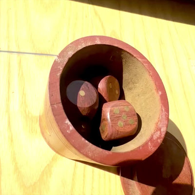 Wooden dice in a barrel with engraving – personalized gift made of acacia, 7 cm tall, 8 cm diameter, for ages 14 and up