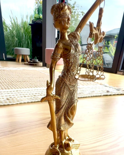 Goddess of Justice Statuette – Artistic Shelf Decoration, Resin Craft, personalization with engraving