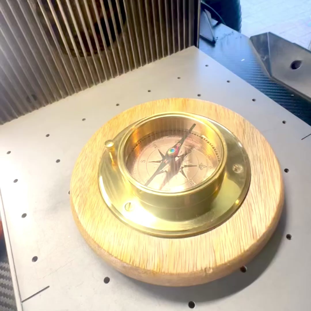 Elegant Decorative Compass with Brass Finish, Personalized Engraving, 15 cm, Perfect Gift for Travel Lovers, Made of Wood and Glass